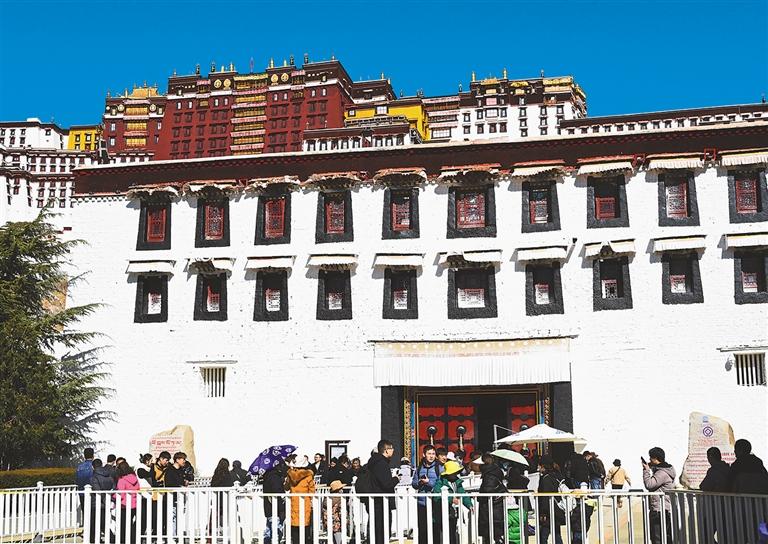 རིན་མེད་ངང་མཛེས་པའི་བོད་ལྗོངས་སུ་ཡུལ་སྐོར་བྱེད།