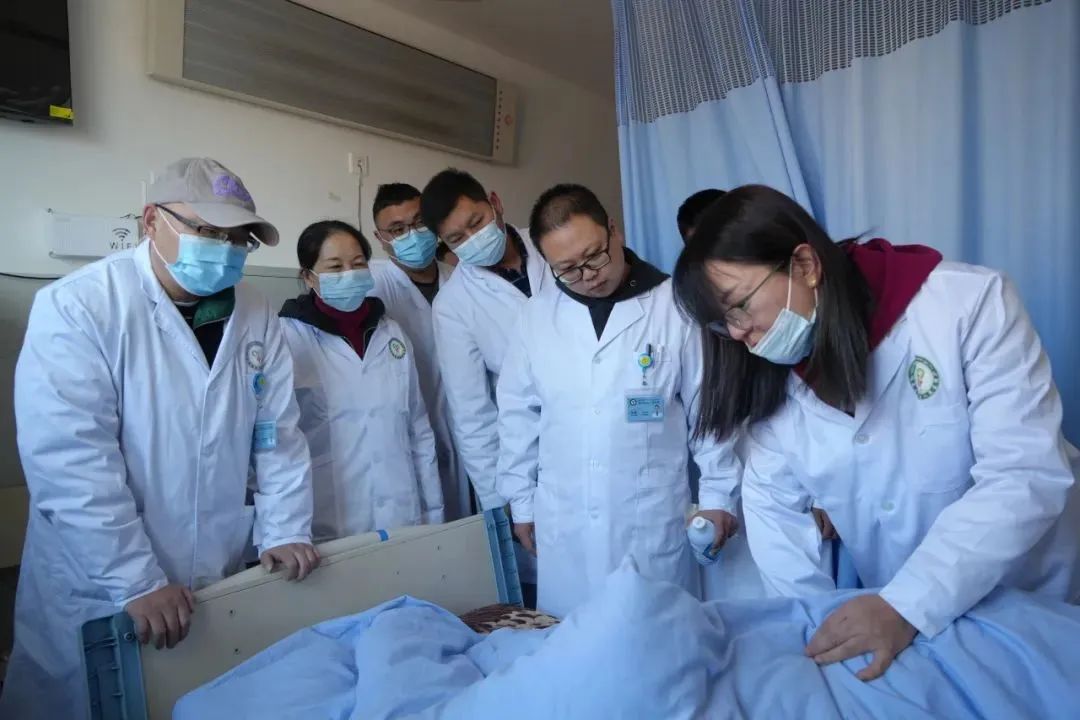 རྒྱལ་ཡོངས་བུད་མེད་མཉམ་འབྲེལ་ལྷན་ཚོགས་ཀྱིས་བདེ་ཐང་ཀྲུང་གོའི་བུད་མེད་བདེ་ཐང་ལ་གཅེས་སྐྱོང་གི་ལས་སྒོ་མཛོད་དགེ་རྫོང་དུ་སྤེལ།
