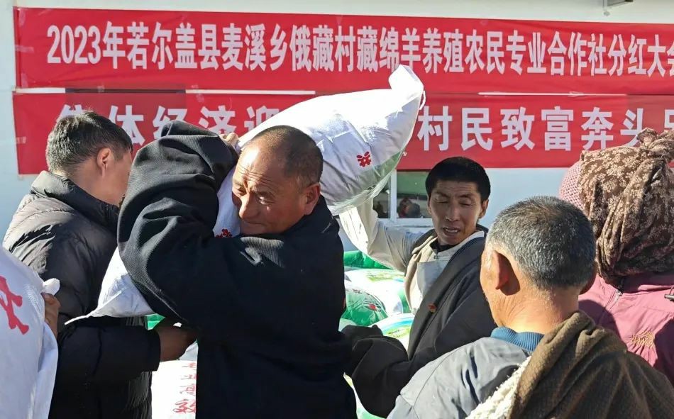 མཛོད་དགེ་རྫོང་རྨེ་ཆུ་ཡུལ་ཚོའི་བོ་ཚང་གྲོང་སྡེའི་ཐུན་མོང་དཔལ་འབྱོར་ལ་འབྲས་བུ་ལེགས་པོ་སྨིན་ནས་མང་ཚོགས་ཕྱུག་འགྱུར་གྱི་ལམ་དུ་ཁྲིད།  