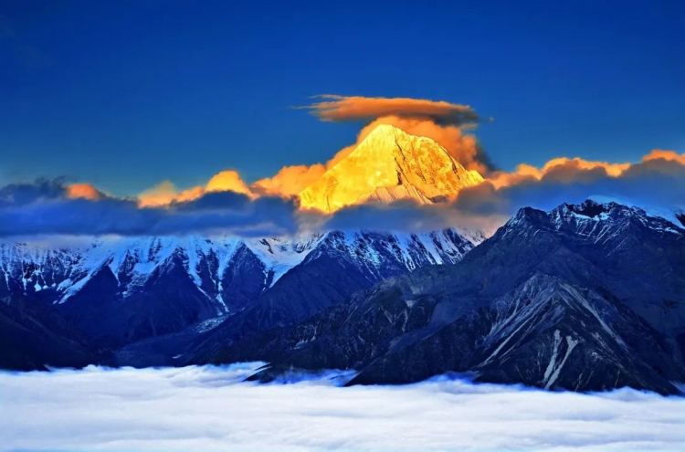 གངས་དཀར་རི་བོ་སོགས་རི་བོ་དགུའི་མཐོ་ཚད་གཏན་འཁེལ་བྱས་འདུག