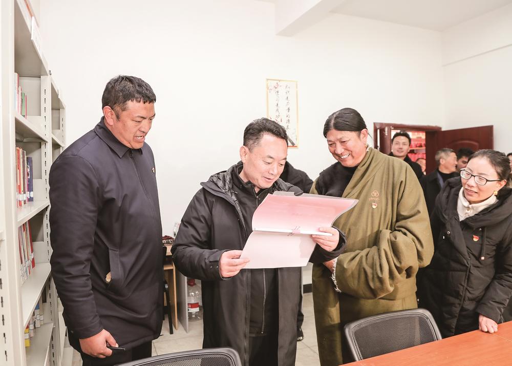 ཧྲེན་དབྱང་གིས་རྟའུ་རྫོང་དུ་བརྟག་ཞིབ་གནང་སྐབས། 