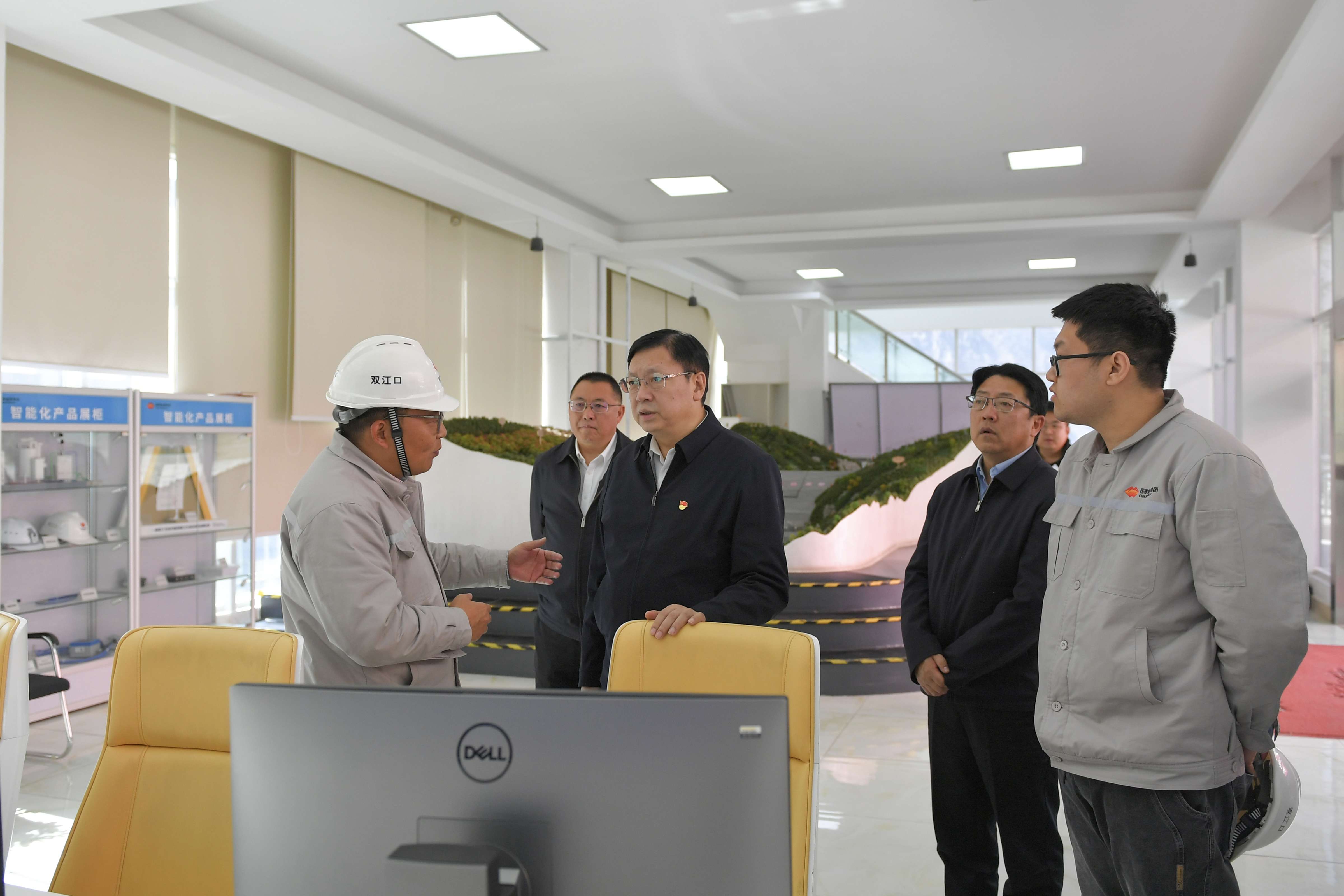 ལུའོ་ཀྲེན་ཧྭས་འབར་ཁམས་གྲོང་ཁྱེར་དང་ཆུ་ཆེན་རྫོང་དུ་ནགས་ཚལ་དང་རྩྭ་ཐང་གི་མེ་འགོག་མེ་གསོད་ལས་ཀར་ལྟ་སྐུལ་ཞིབ་བཤེར་མཛད།