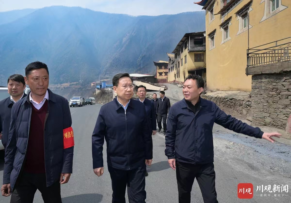 ཝང་ཞའོ་ཧུའེ་དང་ཧོང་ཆང་ཉག་ཆུ་རྫོང་དུ་ཕེབས་ནས་མཛུབ་སྟོན་གནང་། 