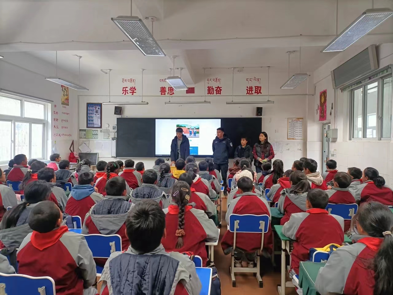 སློབ་རའི་བརྙས་བཅོས་སྤྱོད་ངན་སྔོན་འགོག་བྱས་ནས་བདེ་འཇགས་ཀྱི་སློབ་རའི་ཁོར་ཡུག་མཉམ་དུ་བསྐྲུན། 