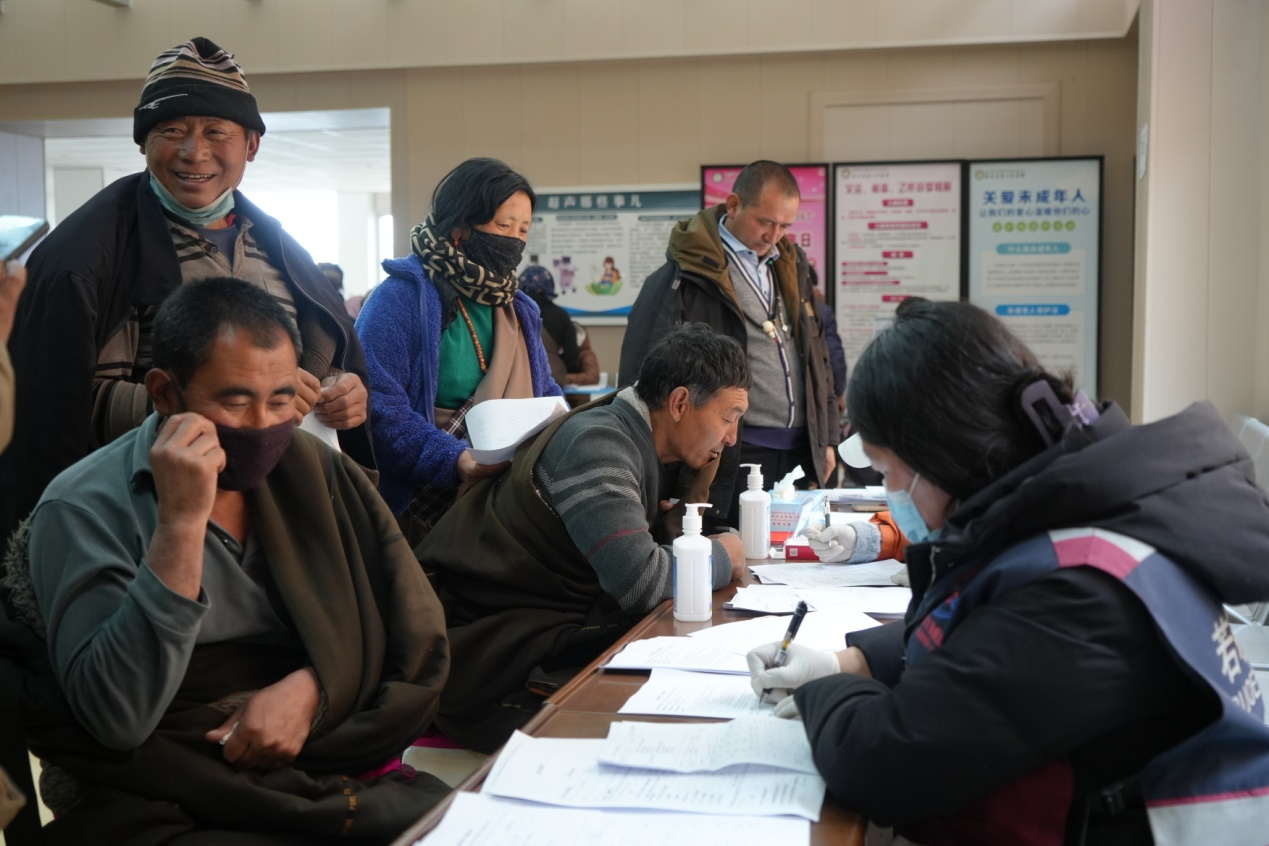 ཀུའེ་ཀྲོའུ་གསོ་རིག་སློབ་ཆེན་དང་སི་ཁྲོན་ཞིང་ཆེན་རིམས་ནད་སྔོན་འགོག་ཚོད་འཛིན་ལྟེ་གནས་ཀྱི་ཆེད་མཁས་པས་མཛོད་དགེ་རྫོང་དུ་ས་གནས་རང་བཞིན་གྱི་ཧྥུལ་དུག་ཕོག་ནད་ལ་ལྟ་བཤེར་བྱས། 