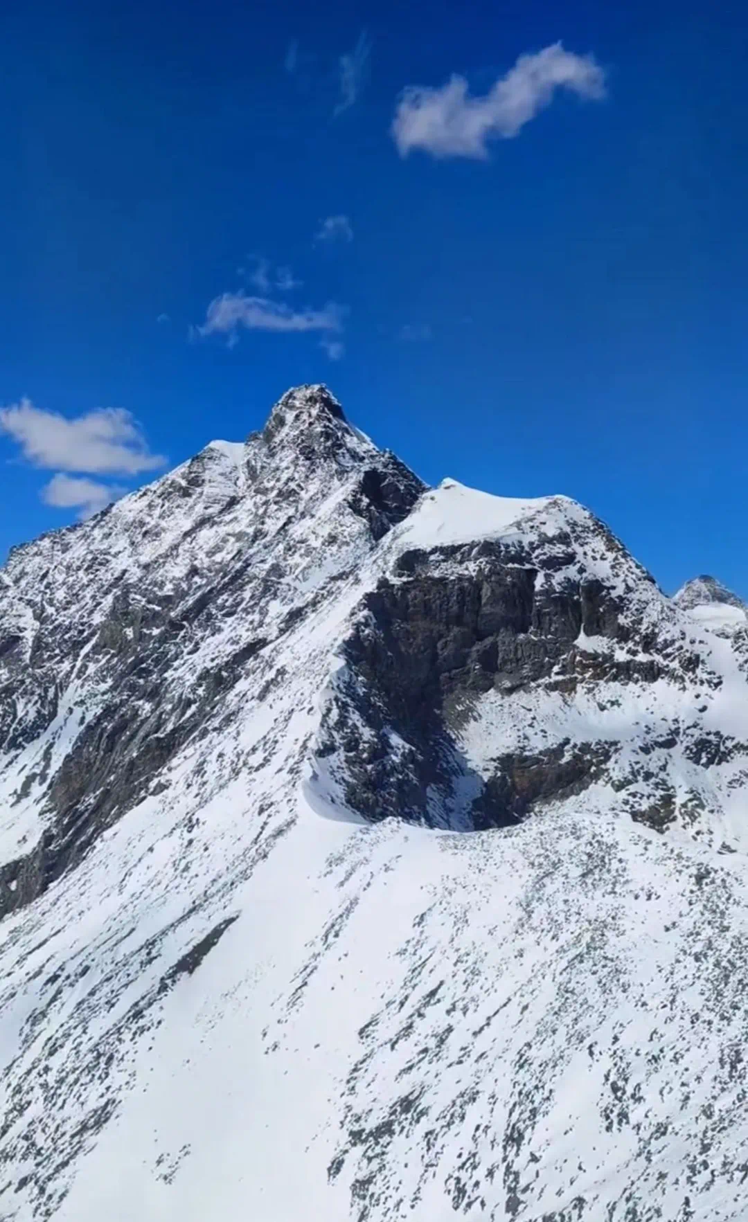 བཙན་ལྷ་རྫོང་དུ་རི་འཛེགས་མཁན་ཞིག་རྐྱེན་ལམ་དུ་ཤོར་འདུག
