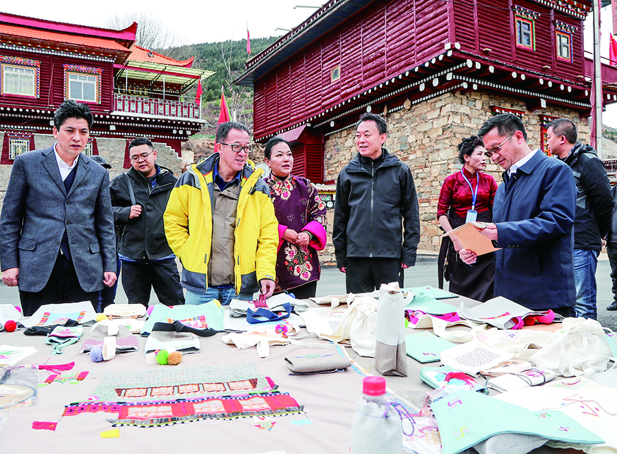 ཧྲེན་དབྱང་གིས་ཤར་ཕྱོགས་གསར་པ་སློབ་གསོ་ཚན་རྩལ་ཚོགས་པའི་རྐང་དཔོན་ཡུས་རྨིན་ཧུང་དང་མཇལ་འཕྲད་གནང་།