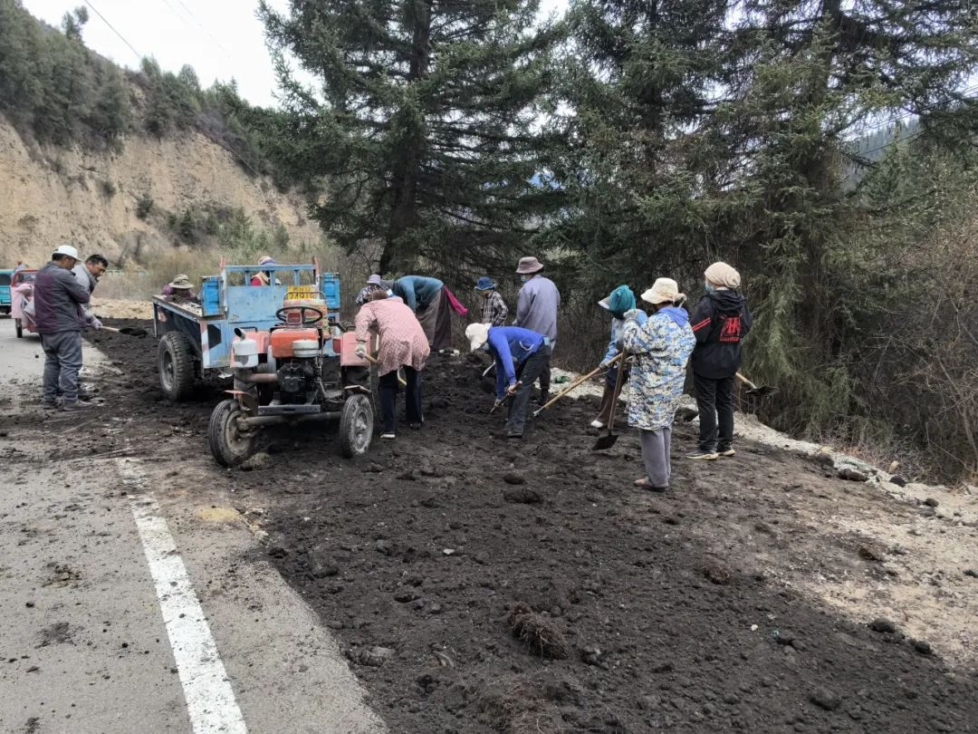 དྲ་མིག་ཆུང་ངུའི་སྟོབས་ལ་བརྟེན་ནས་ཆོས་རྗེའི་མེ་ཏོག་ལྡུམ་ར་ལེགས་པོ་བསྐྲུན།