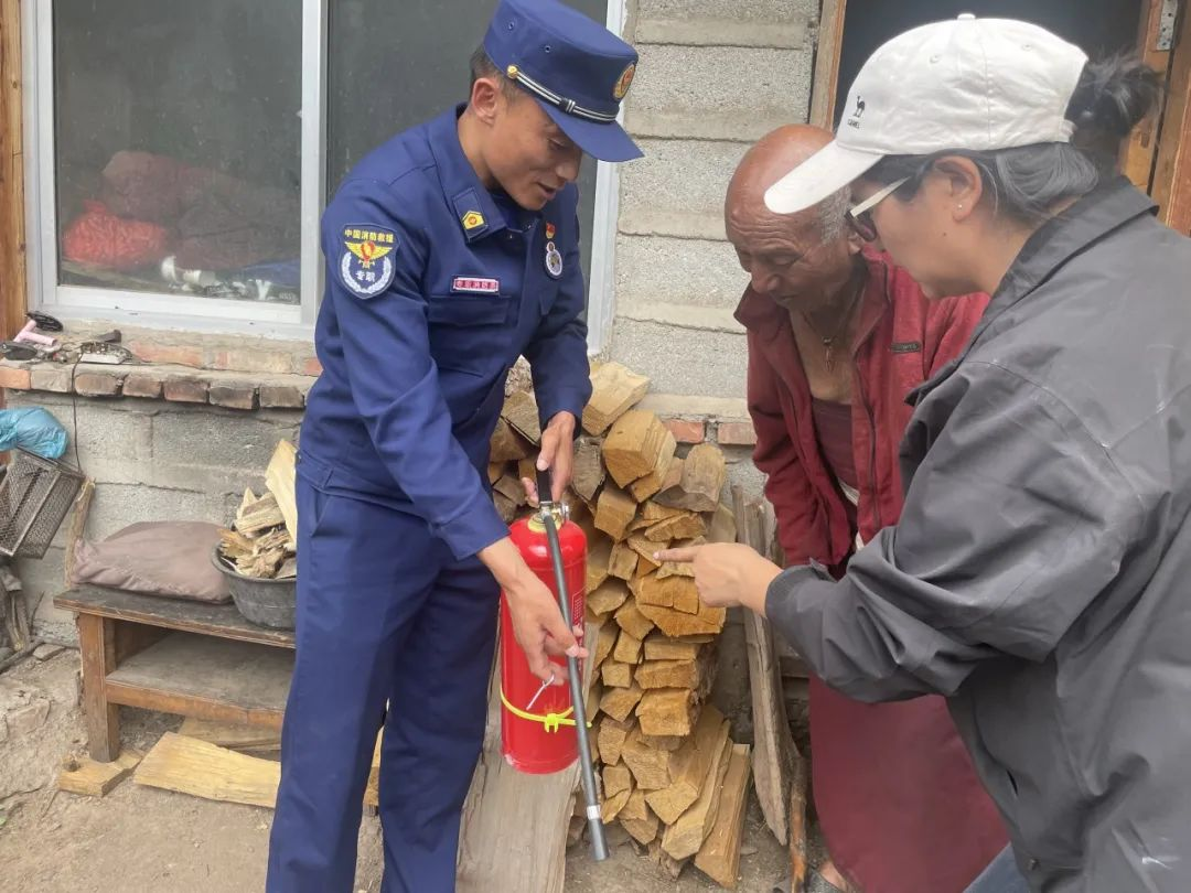 མཛོད་དགེ་རྫོང་ཐེ་བོ་གྲོང་རྡལ་གྱིས་ཁེར་སྡོད་རྒན་པར་བྱམས་བརྩེའི་རོགས་སྐྱོར་གནང་། 