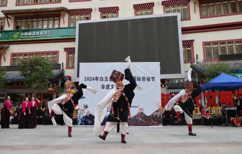 གུང་གསེང་རིང་དཀར་མཛེས་ཁུལ་གྱིས་ཡུལ་སྐོར་བ་ཁྲི་124.36ལ་སྣེ་ལེན་བྱས།