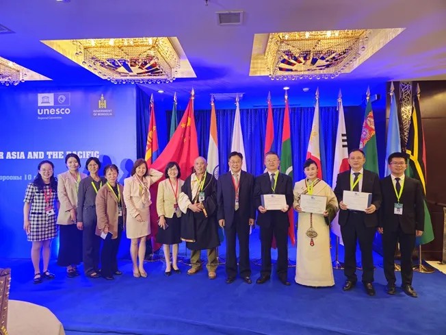 སྡེ་དགེའི་པར་ཁང་འཛམ་གླིང་དྲན་ཤེས་རྣམ་གྲངས་ཀྱི་ཨེ་ཤེ་ཡ་དང་ཞི་བདེ་རྒྱ་མཚོ་ཆེན་མོའི་ས་ཁུལ་གྱི་མིང་ཐོར་ཚུད།
