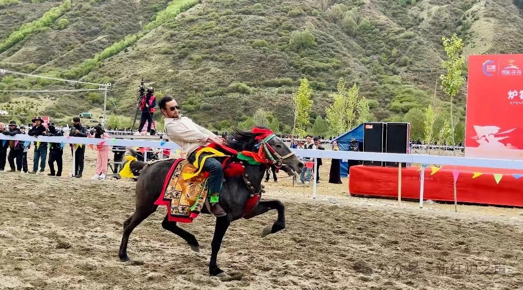བྲག་འགོ་རྫོང་གིས་དམར་དམག་རྟ་དམག་བཙུགས་ནས་ལོ་88འཁོར་བར་དྲན་གསོ་ཞུ་བའི་རྟ་རྒྱུག་འགྲན་སྡུར་སྐབས་གཉིས་པ་སྤེལ།