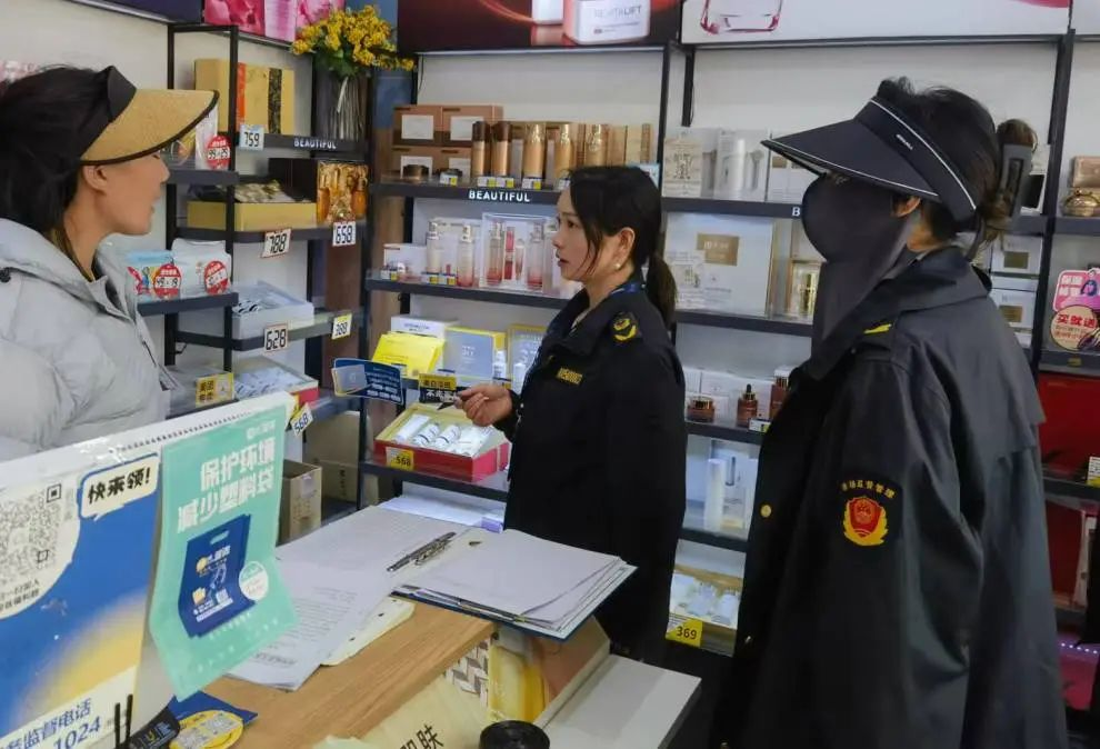 མཛོད་དགེ་རྫོང་ཁྲོམ་ར་ལྟ་སྐུལ་དོ་དམ་ཅུས་ཀྱིས་སྐྲ་མཚོན་བྱུག་རྫས་ལ་ཆེད་དོན་ཞིབ་བཤེར་བྱས།