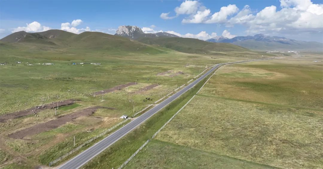 མཛོད་དགེ་རྫོང་བཞག་ལྡོམ་གྲོང་རྡལ་གྱིས་དྲོད་ཁང་རྙིང་པ་བཤིག་ནས་མཛེས་སྡུག་ལྡན་པའི་སྐྱེ་ཁམས་རི་མོ་བྲིས།