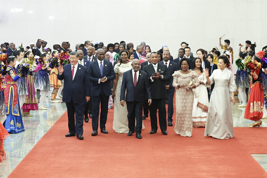 ཞི་ཅིན་ཕིང་དང་ལྕམ་ཕེང་ལི་ཡོན་རྣམ་གཉིས་ཀྱིས་ཀྲུང་ཧྥེ་མཉམ་ལས་གླེང་སྟེགས་ཀྱི་པེ་ཅིན་རྩེ་འཛོམས་གྲོས་ཚོགས་ལ་ཕེབས་པའི་རྒྱལ་སྤྱིའི་མགྲོན་པོ་ལ་དགའ་བསུ་ཞུ་བའི་གསོལ་སྟོན་བཤམས།