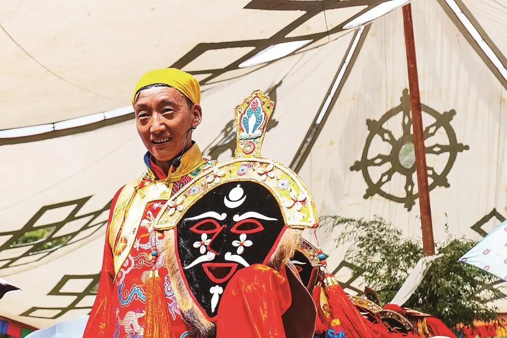 འབའ་ཐང་རྫོང་གིས་དགའ་དགའ་སྤྲོ་སྤྲོས་དབྱར་གནས་དུས་ཆེན་བསུས།