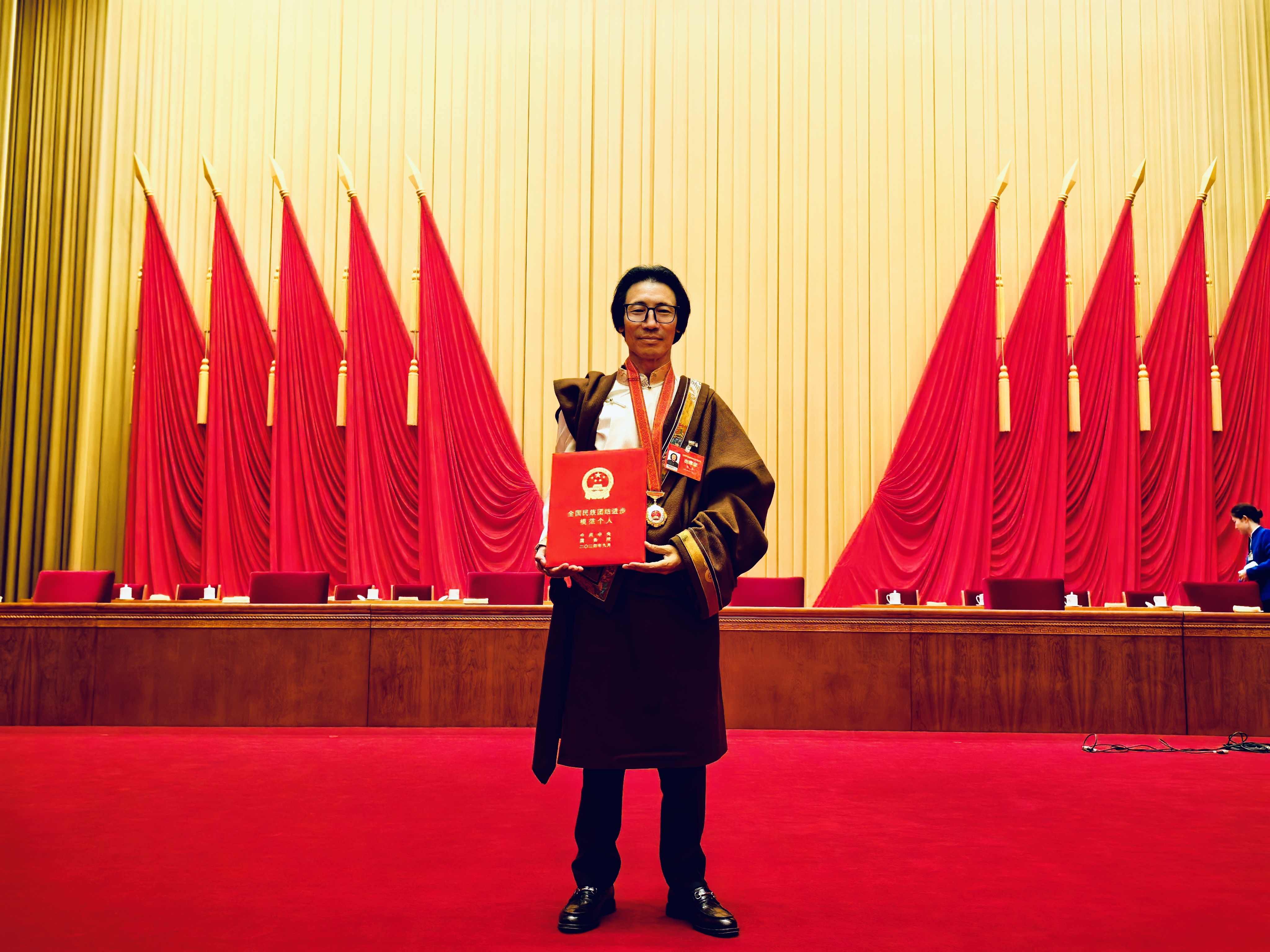 ལྷ་བཟོ་ལེགས་སྨོན་ལ་རྒྱལ་ཡོངས་མི་རིགས་མཐུན་སྒྲིལ་ཡར་ཐོན་གྱི་གཟེངས་བསྟོད་ཐོབ།