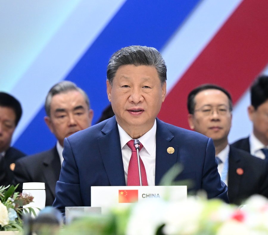 ཞི་ཅིན་ཕིང་འབོ་གསེར་རྒྱལ་ཁབ་ཀྱི་འགོ་ཁྲིད་པའི་མཇལ་འཛོམས་ཐོག་ཕེབས་པར་མ་ཟད་གསུང་བཤད་གལ་ཆེན་གནང་།